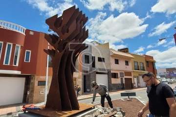 Trabajos de colocación de la escultura que este miércoles que se inaugura en El Calero/TA/Jesús Ruiz Mesa.